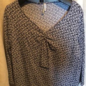 Cute blue n white 3/4 sleeve top